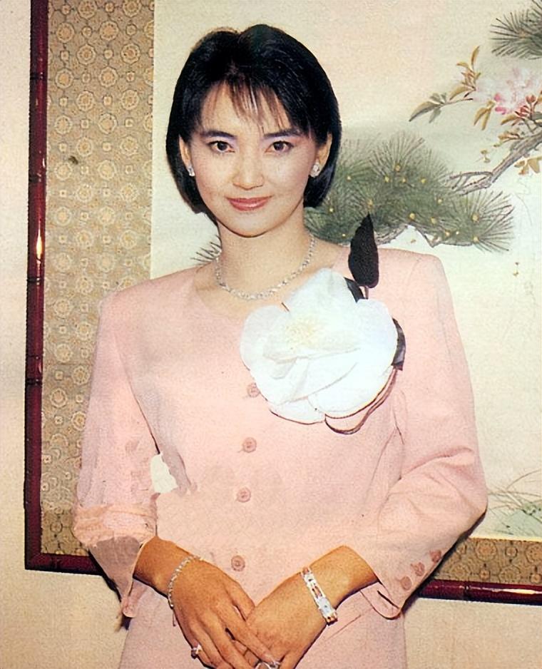 在香港黄金时期,胡慧中以天使般美丽,灵气,的形象,深深印在每个年轻人