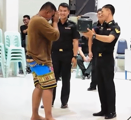 泰国年度征兵太搞笑!美艳火辣人妖现身,全场羡慕嫉妒恨,太刺激