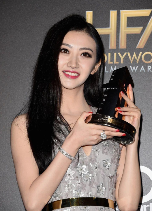 深受大佬钟爱的4位演员冯小刚捧红成龙接着捧洪金宝等着捧