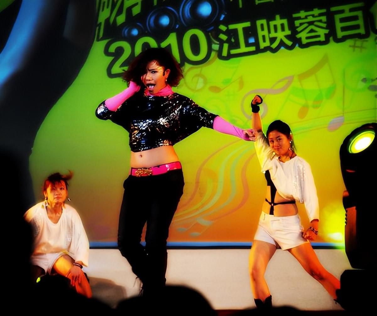 回顾这些超女都整容了今昔对比明显背后是她们想红的无奈