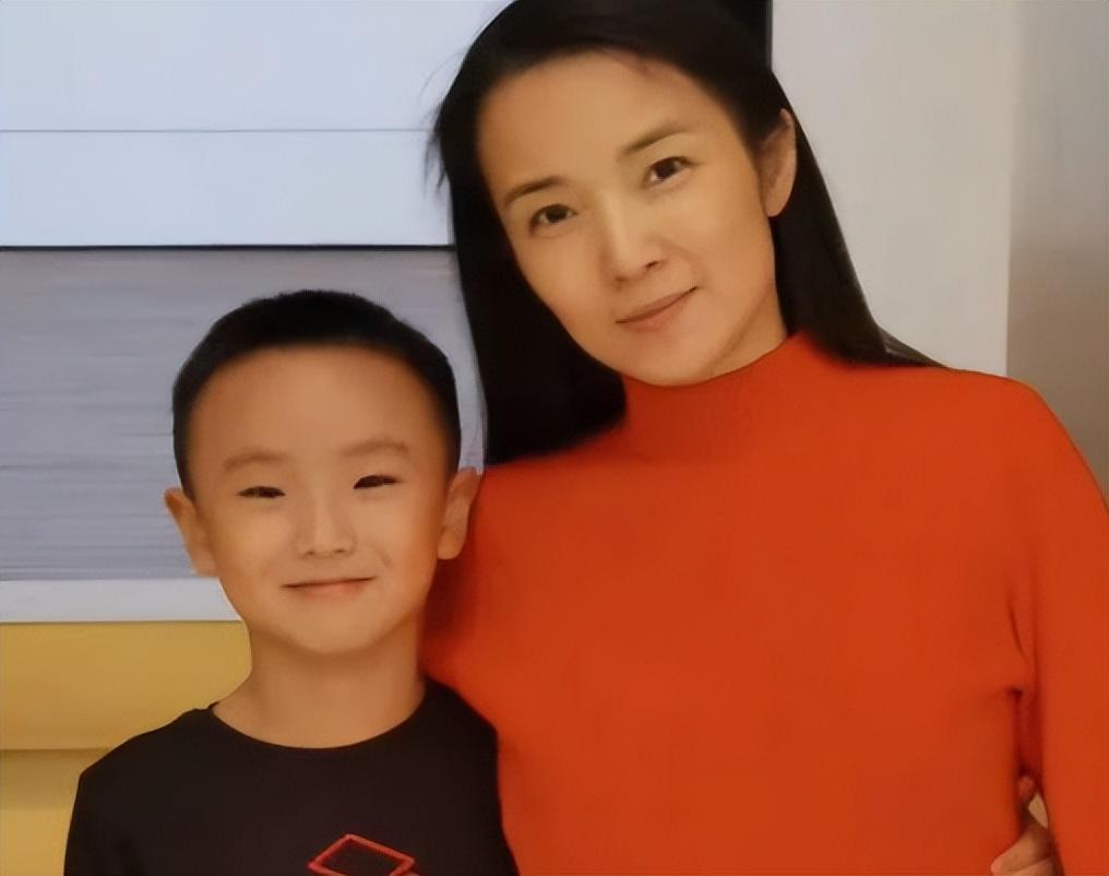 管彤与韩红传绯闻41岁结婚42岁高龄生子现在过得怎样了