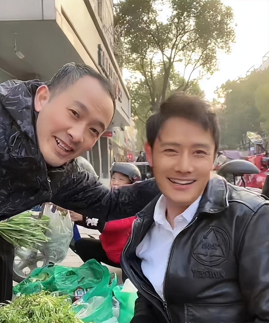 回归普通生活的8位过气演员喂猪炒饭摆摊卖菜还有人挑大粪