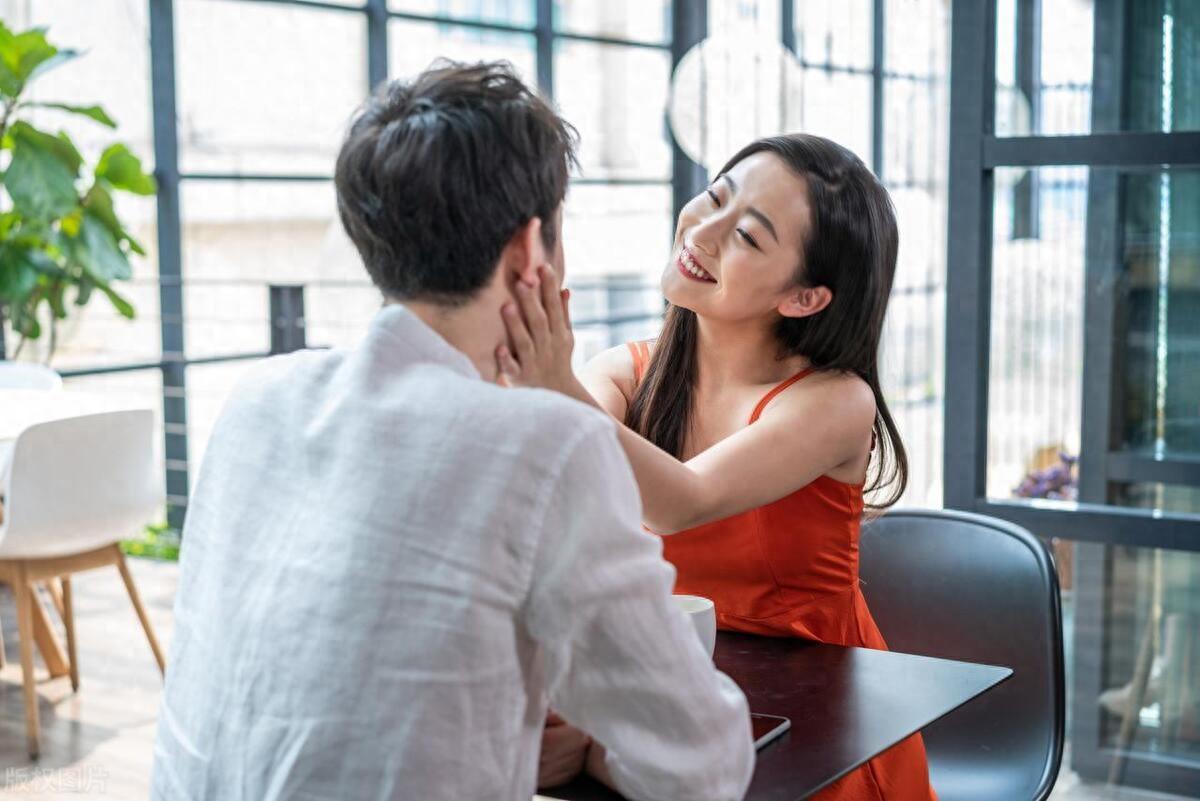 女性暗示肢体语言图片