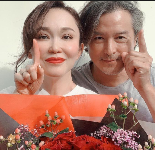 感情上,范文芳2009年与演员老公李铭顺生活至今,婚后育有一子.