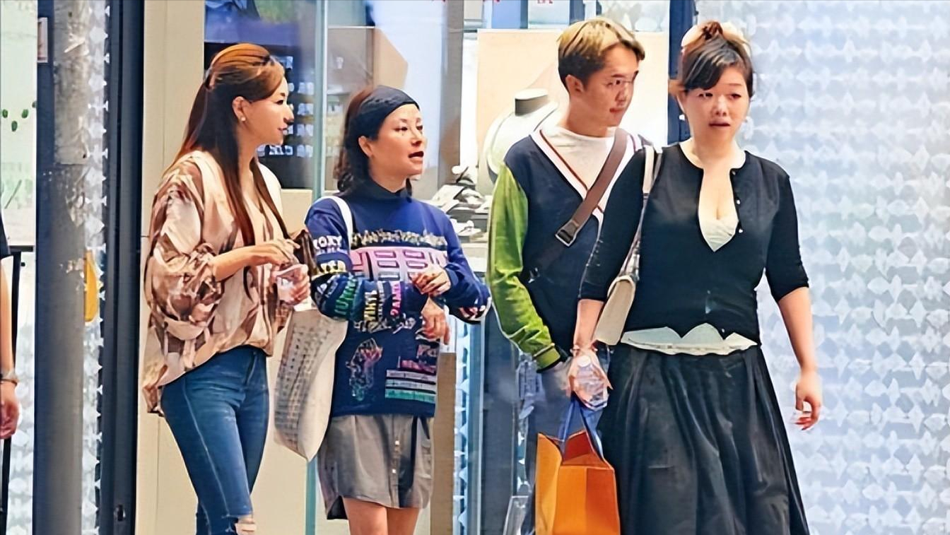 57岁香港富豪邓兆尊带新女友亮相!"3女共侍1夫"和平相处10多年