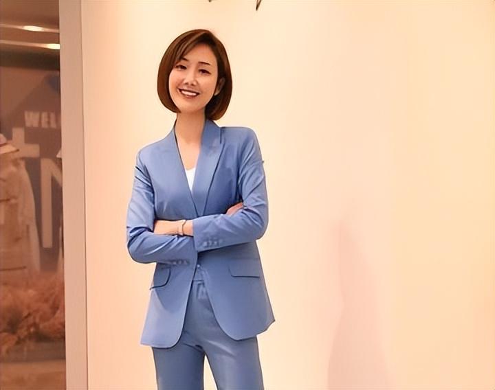 央视美女主持人王嘉宁29岁才选择嫁人真幸运事业爱情双丰收