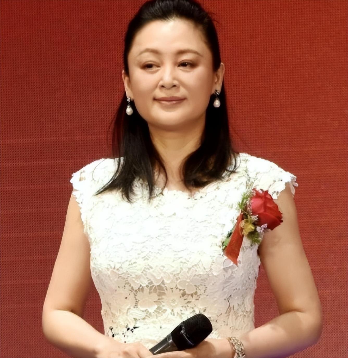 陈红可以称得上是顶级古典美人,在早期可谓是在一众女星中脱颖而出.