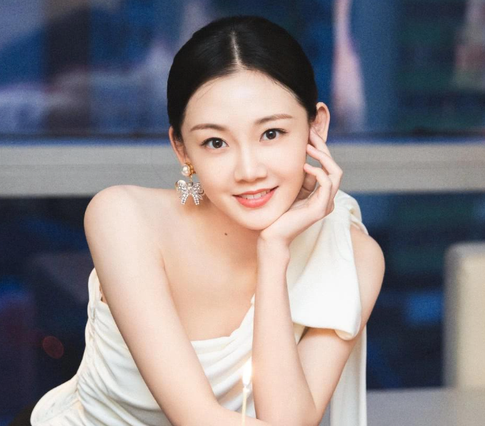 回顾苗苗深夜出镜脖子上草莓明显立娇妻人设洗白自己