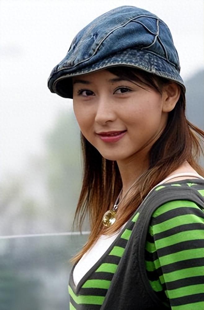 回顾胡静嫁入马来西亚豪门丈夫为了不和她分房睡摘除扁桃体