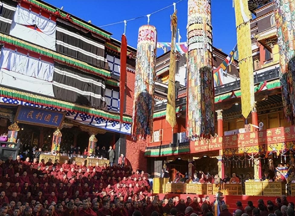 回顾十世班禅娶19岁女子为妻此后脱下袈裟独生女回国后入读清华