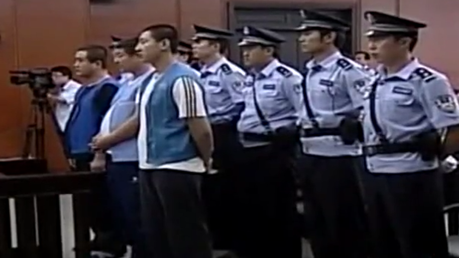 2011年光天化日交警被当街打死打人者有钱有势法官说死刑