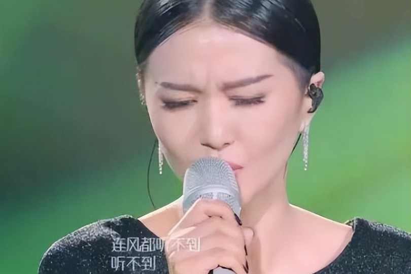 他被称不老男神妻子是著名歌手谭维维今40岁无儿女令人遗憾