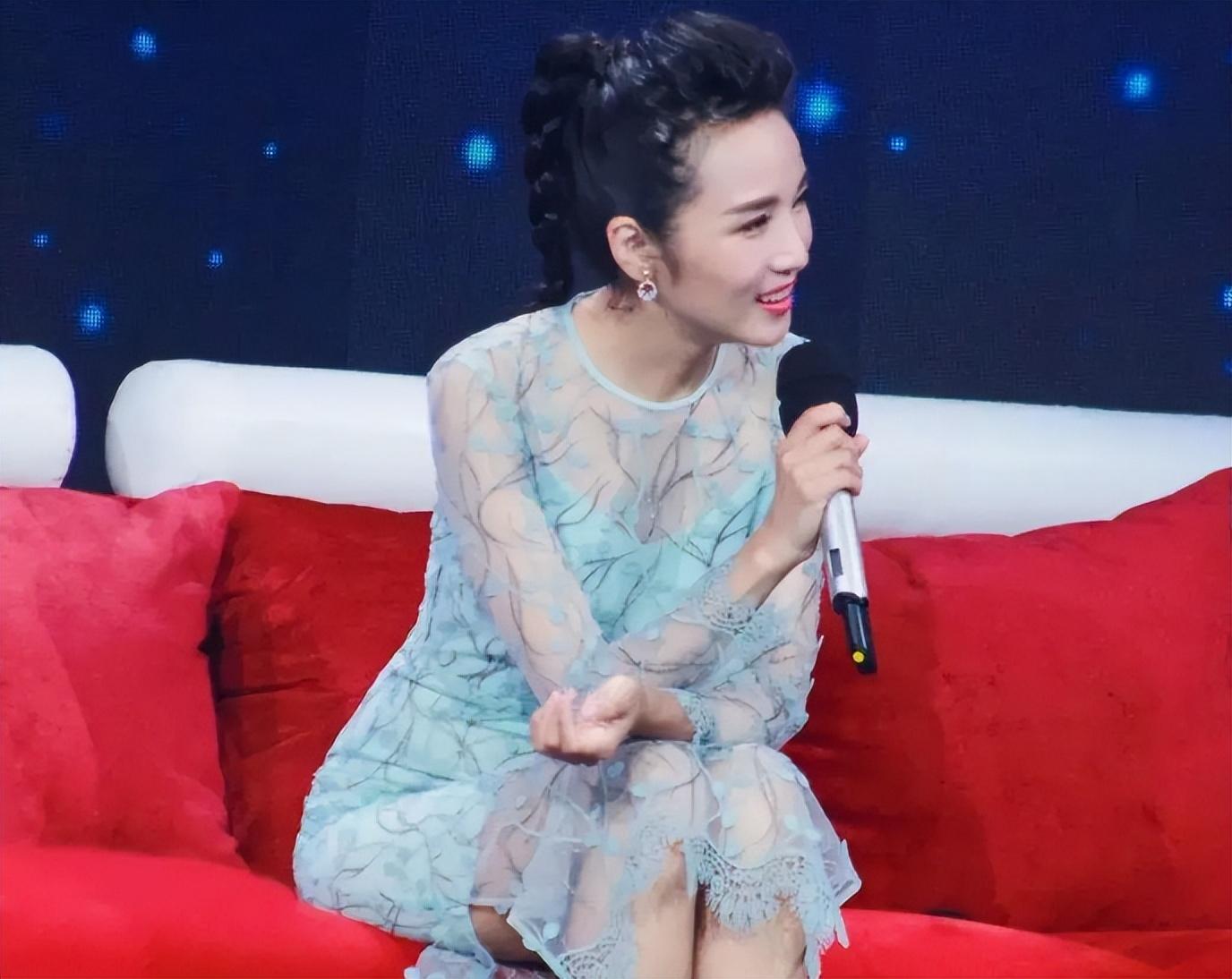 被造谣是同性恋当她事业正处于上升期时,一则谣言从天而降.