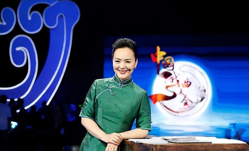 央视主持人孙小梅嫁小2岁哈佛大学海归今58岁活成人生赢家