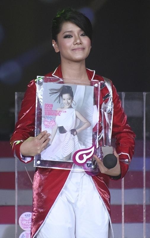 回顾这些超女都整容了今昔对比明显背后是她们想红的无奈