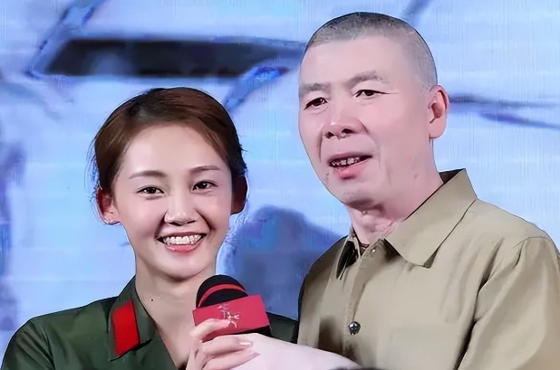 回顾苗苗深夜出镜脖子上草莓明显立娇妻人设洗白自己