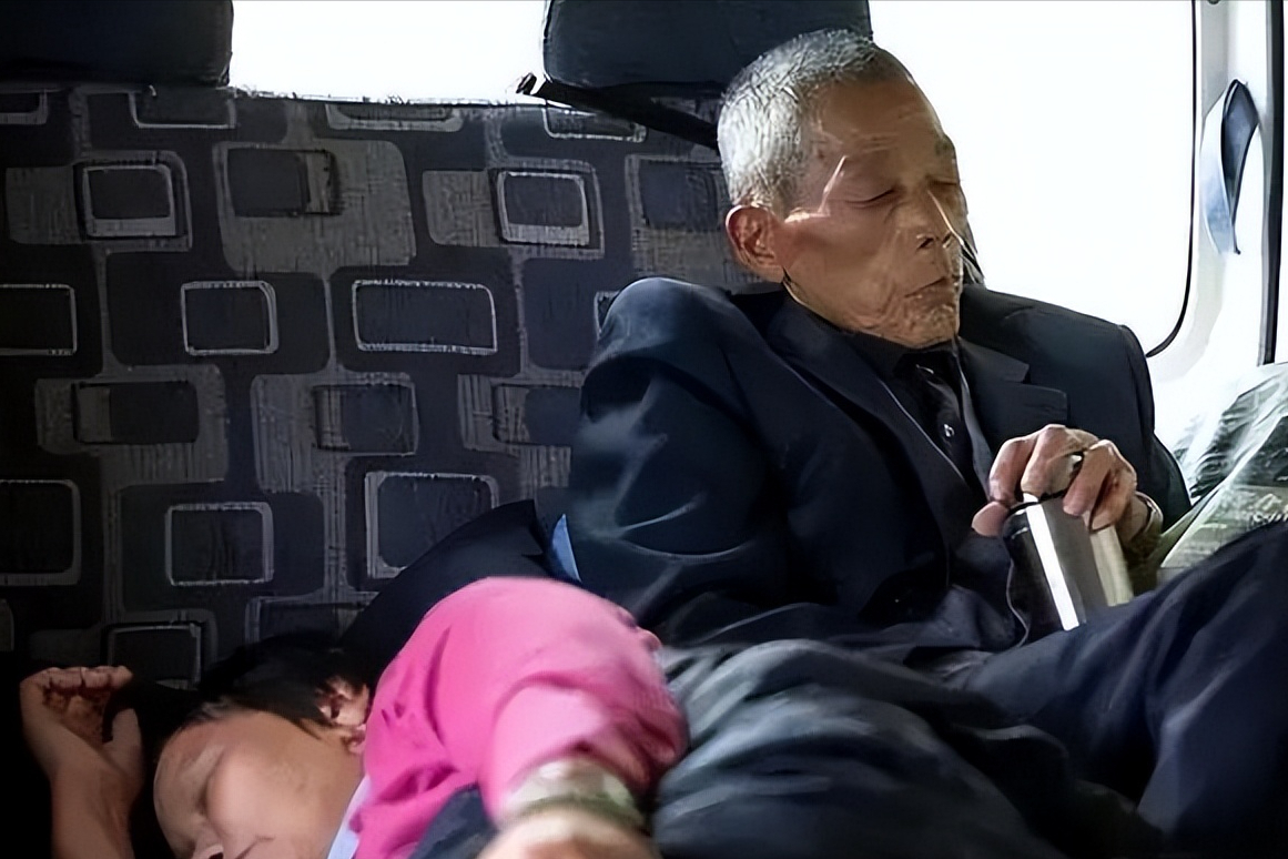 2015年北大学霸将癌晚期父亲骗出国88天后回国结局催人泪下