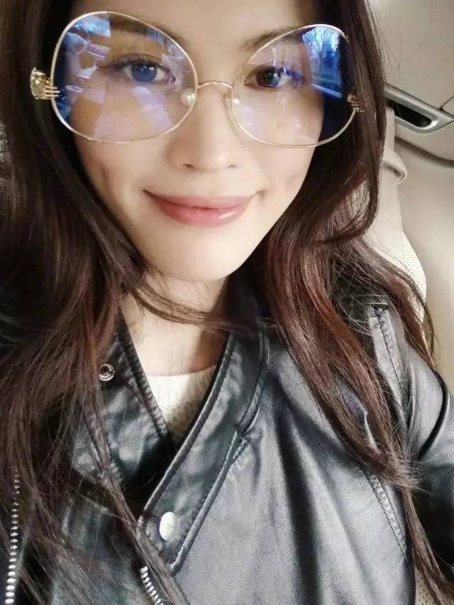 18年前她靠着给李咏砸金蛋为生如今摇身一变成了国际超模