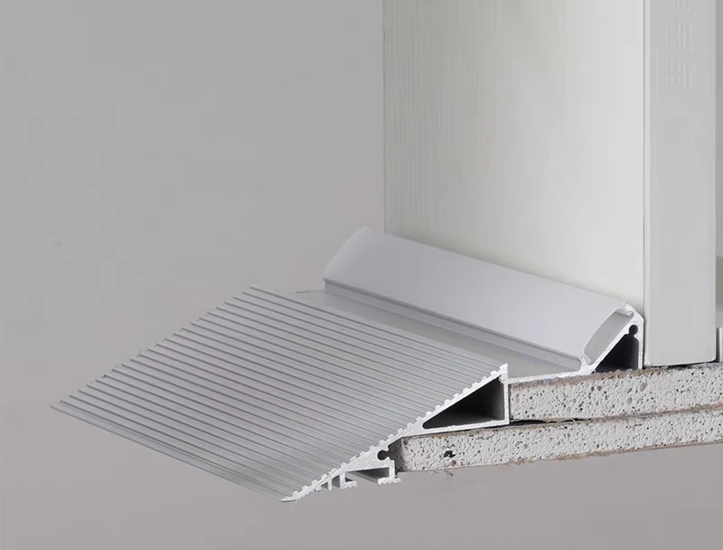 1,概念极薄斜面灯槽,是指没有挡板的"隐形"无边反光灯槽斜面灯光一体