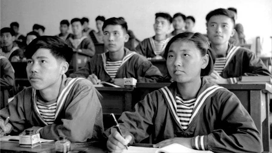 在1957年,他考上了县里的林业中学,已经是一名中学生了.