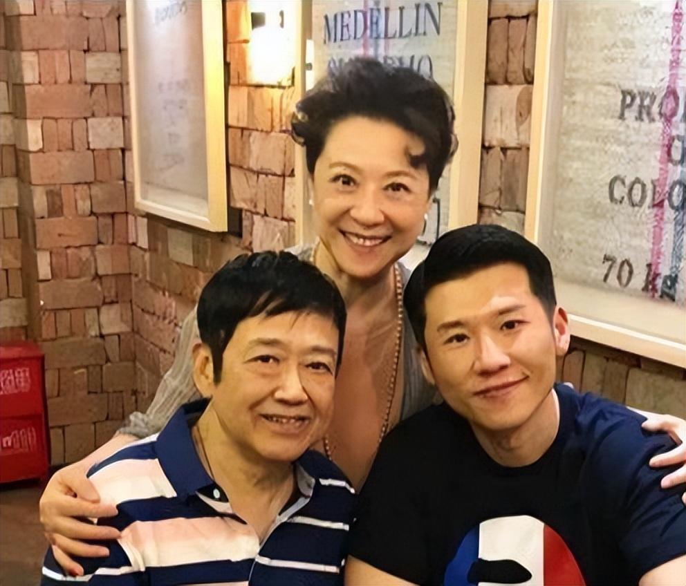 演员王骁40岁走红娶平凡妻子生一女是母亲王馥荔的骄傲