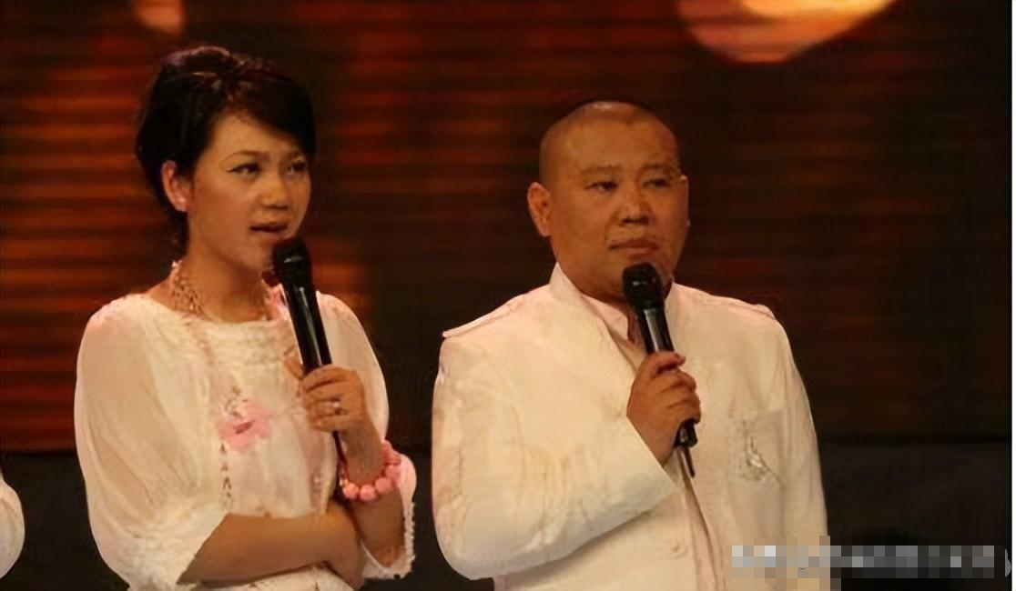 她是著名美女主持人嫁给神秘老公生下三个孩子50岁宛如少女