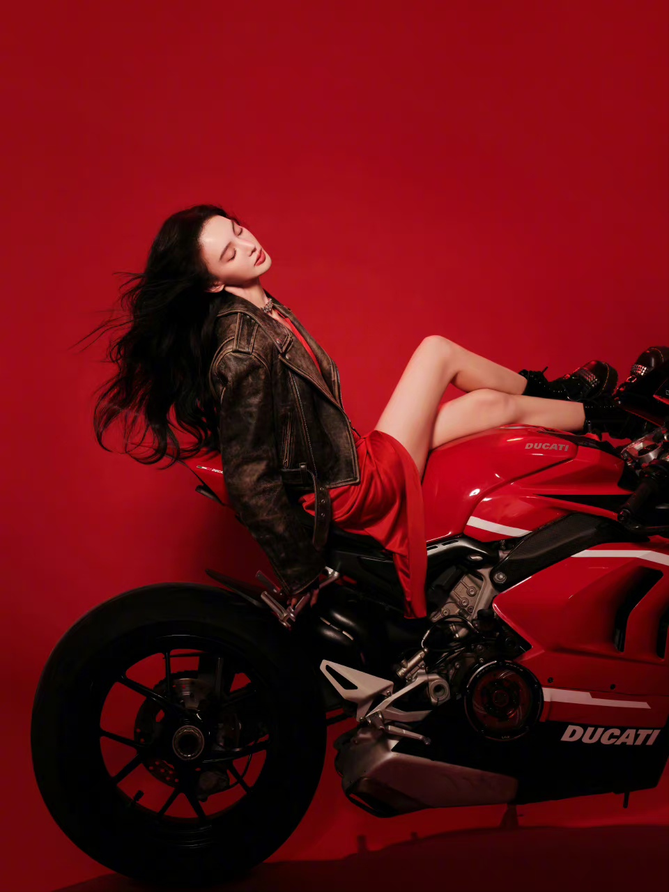 金晨:红衣卷发,机车皮衣,酷美女郎