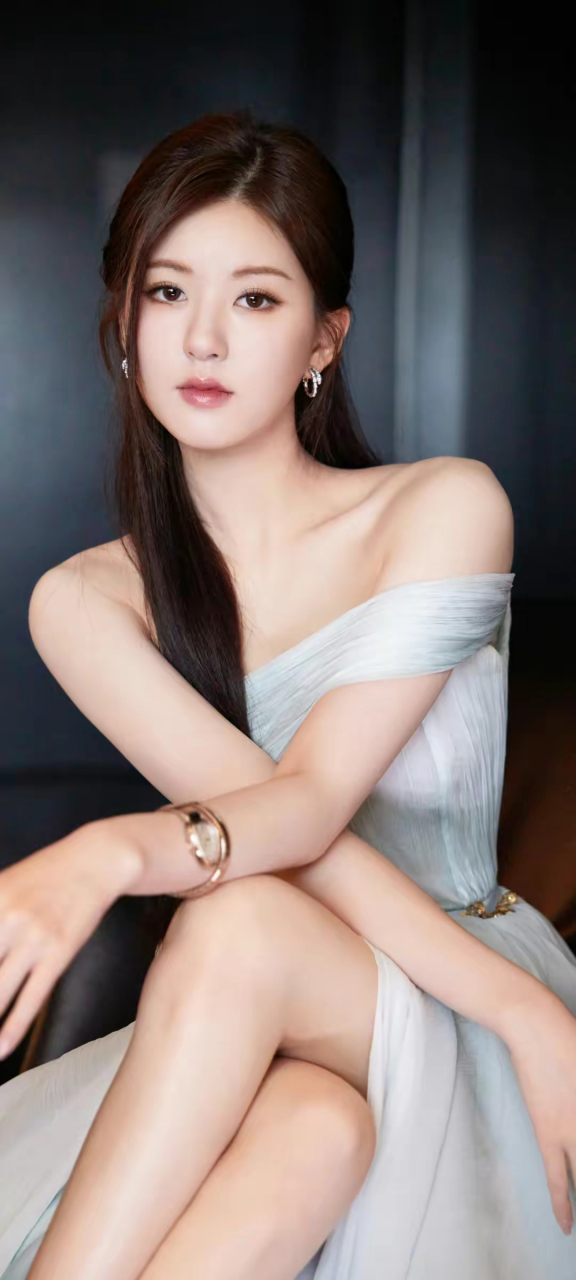 赵露思一袭拖地长裙,轻盈飘逸,仿佛云朵般柔软,又似流水般灵动.