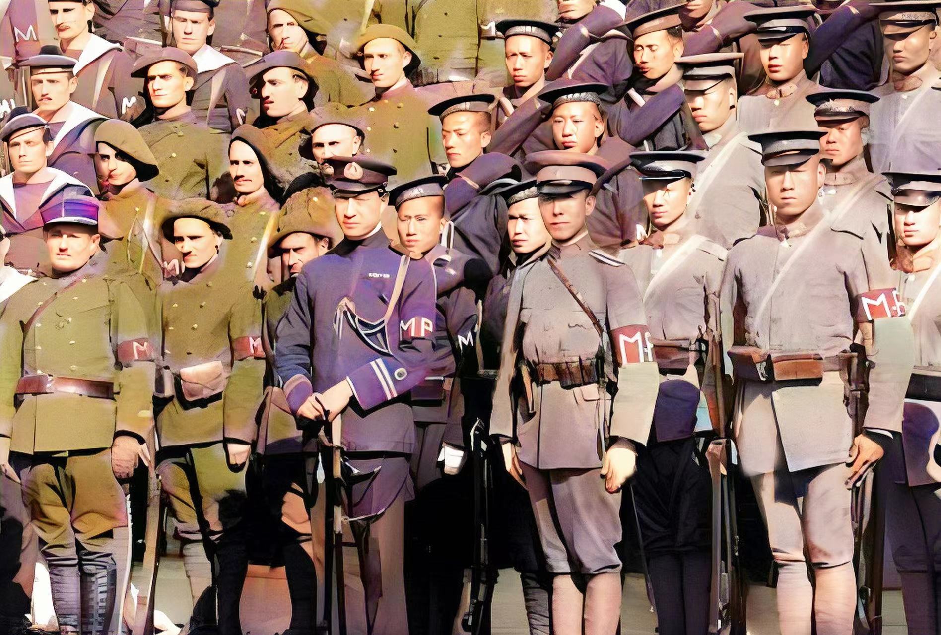 镜头下的他们身穿军装,身姿笔挺,雄姿英发,气势豪迈.