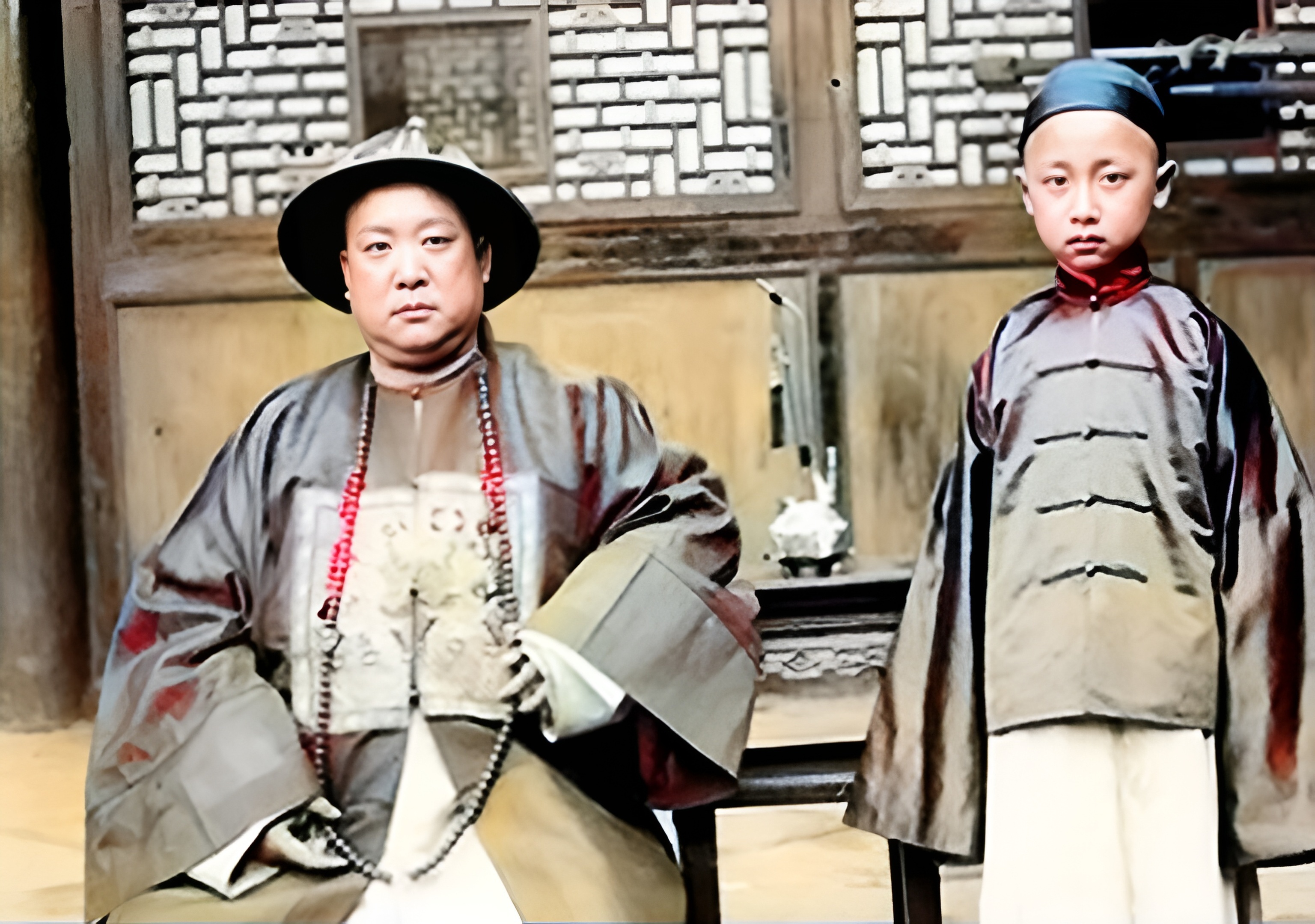 父子俩中间的圆桌上摆放了很多东西作为陪衬