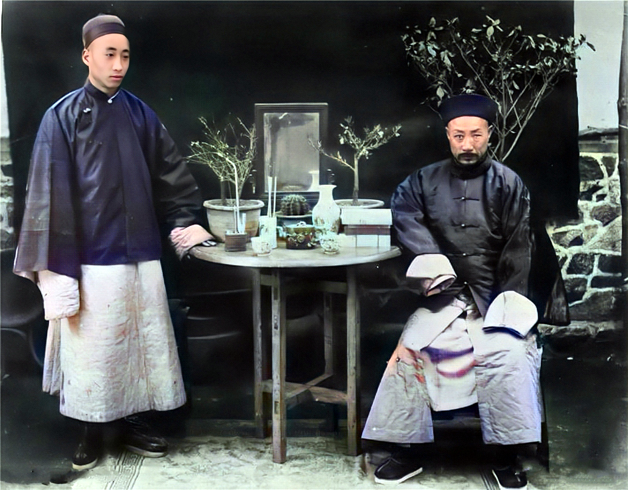 父子俩中间的圆桌上摆放了很多东西作为陪衬