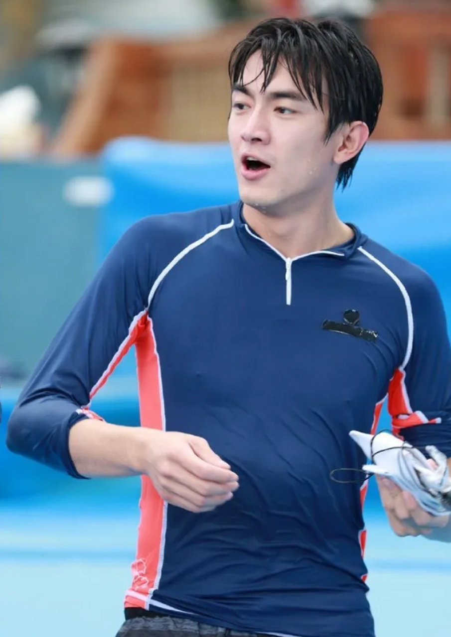 4月9日,林更新因肋骨外翻像啤酒肚引发了网友们的热议,原来是林更新有