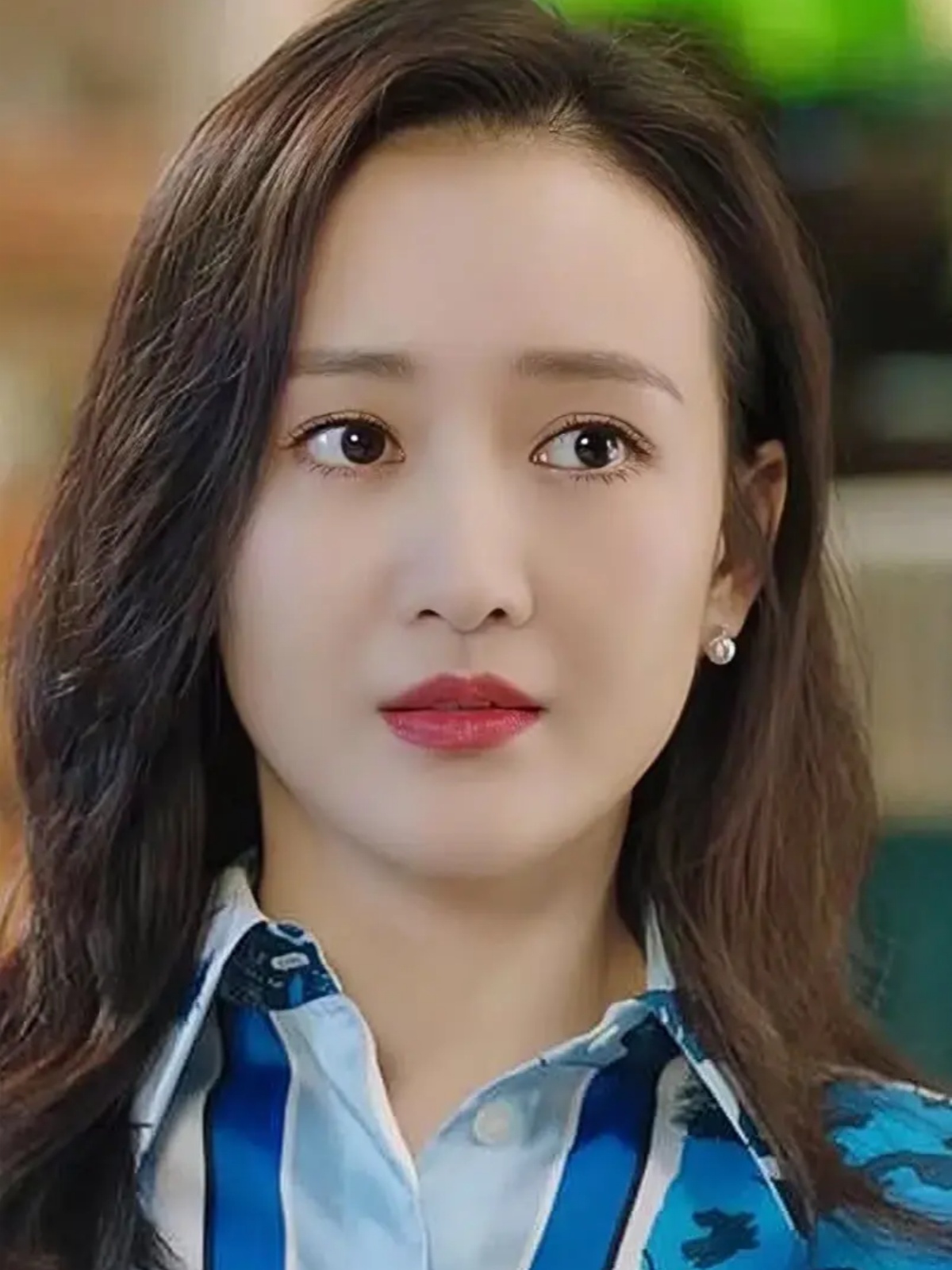 王鸥美貌如花,眼神充满热爱和憧憬,美貌体现内在魅力和气质,令人心驰