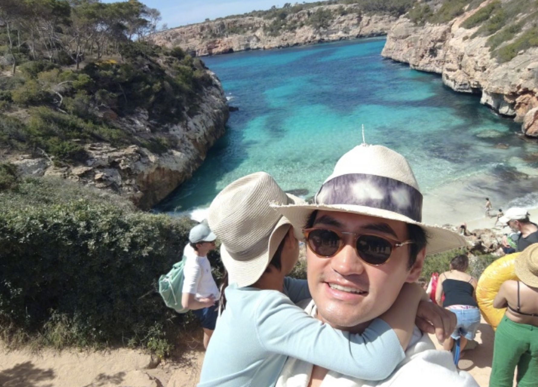 张歆艺晒出旅游随拍碎片,老公袁弘抱着孩子一起玩,一家三口的合影看着