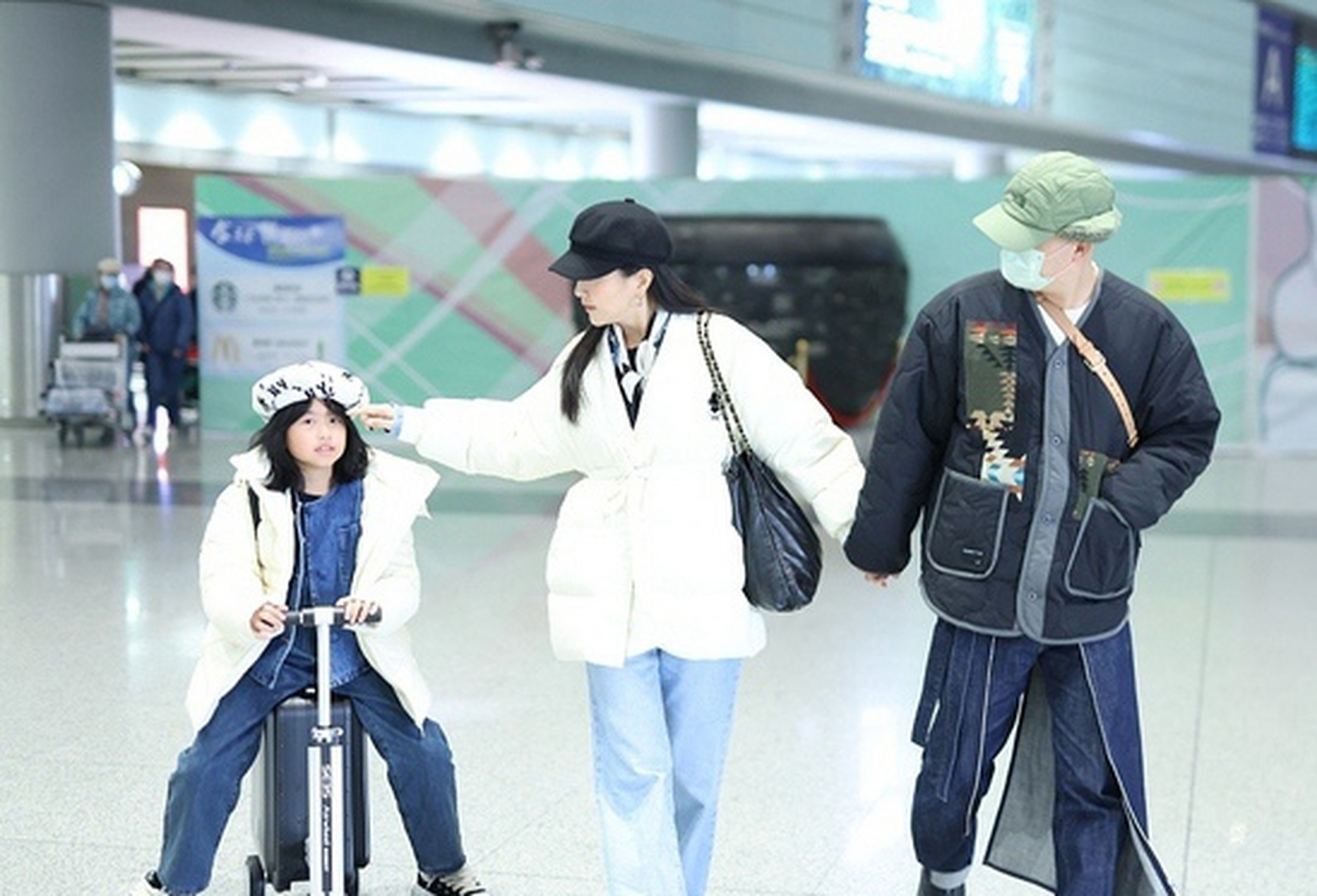 包贝尔包文婧领着女儿包可艾现身机场