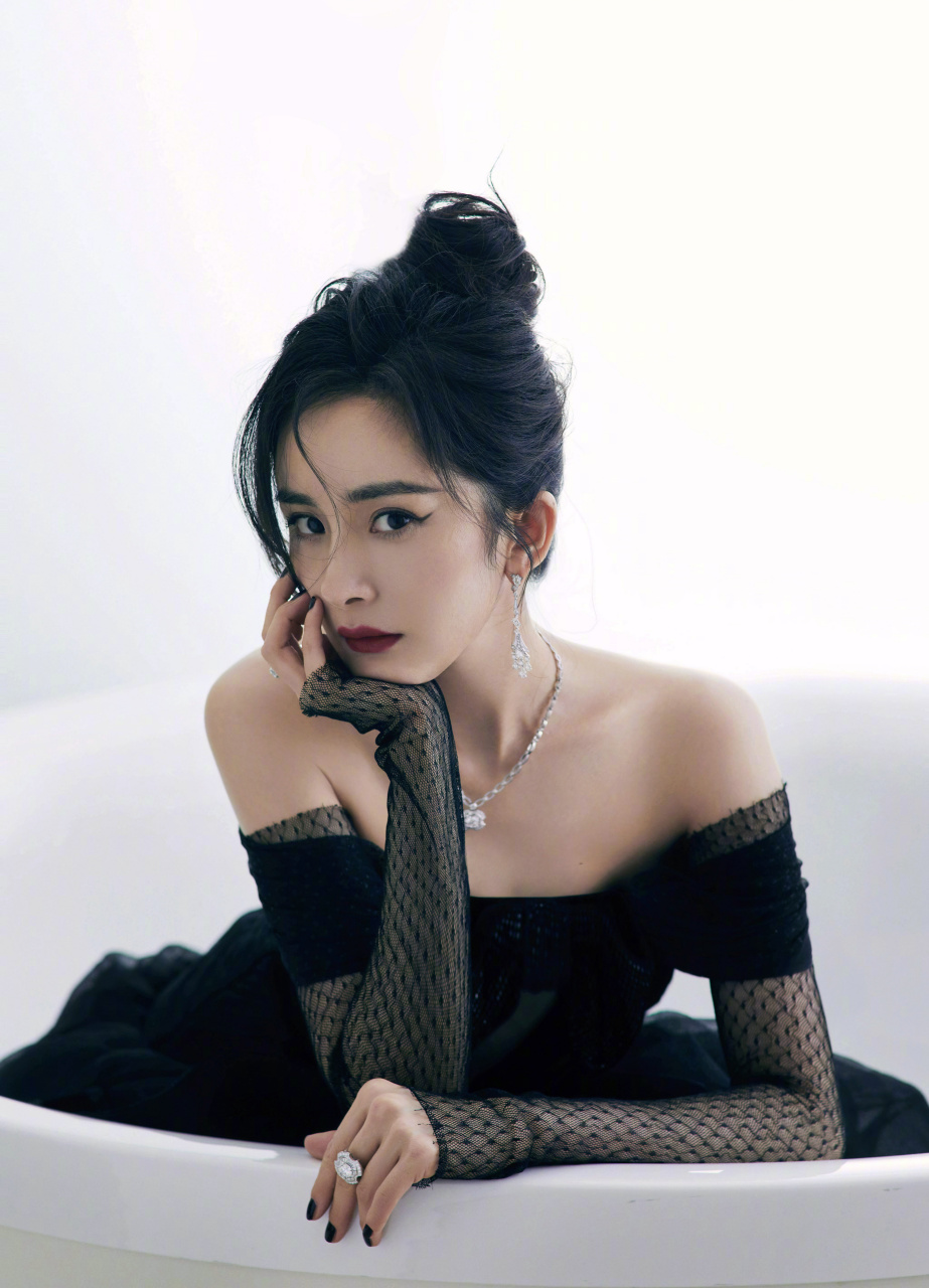 杨幂拾光盛典黑色镂空裙造型亮相,简直是美到让人窒息啊!