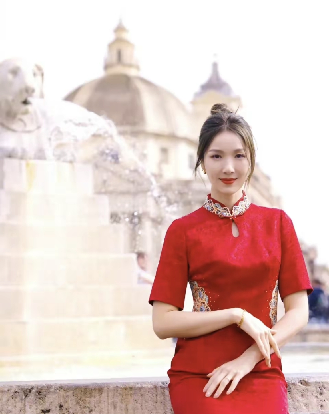 李亚男晒最新美照一袭红色旗袍穿搭优雅气质端庄大方爱了爱了