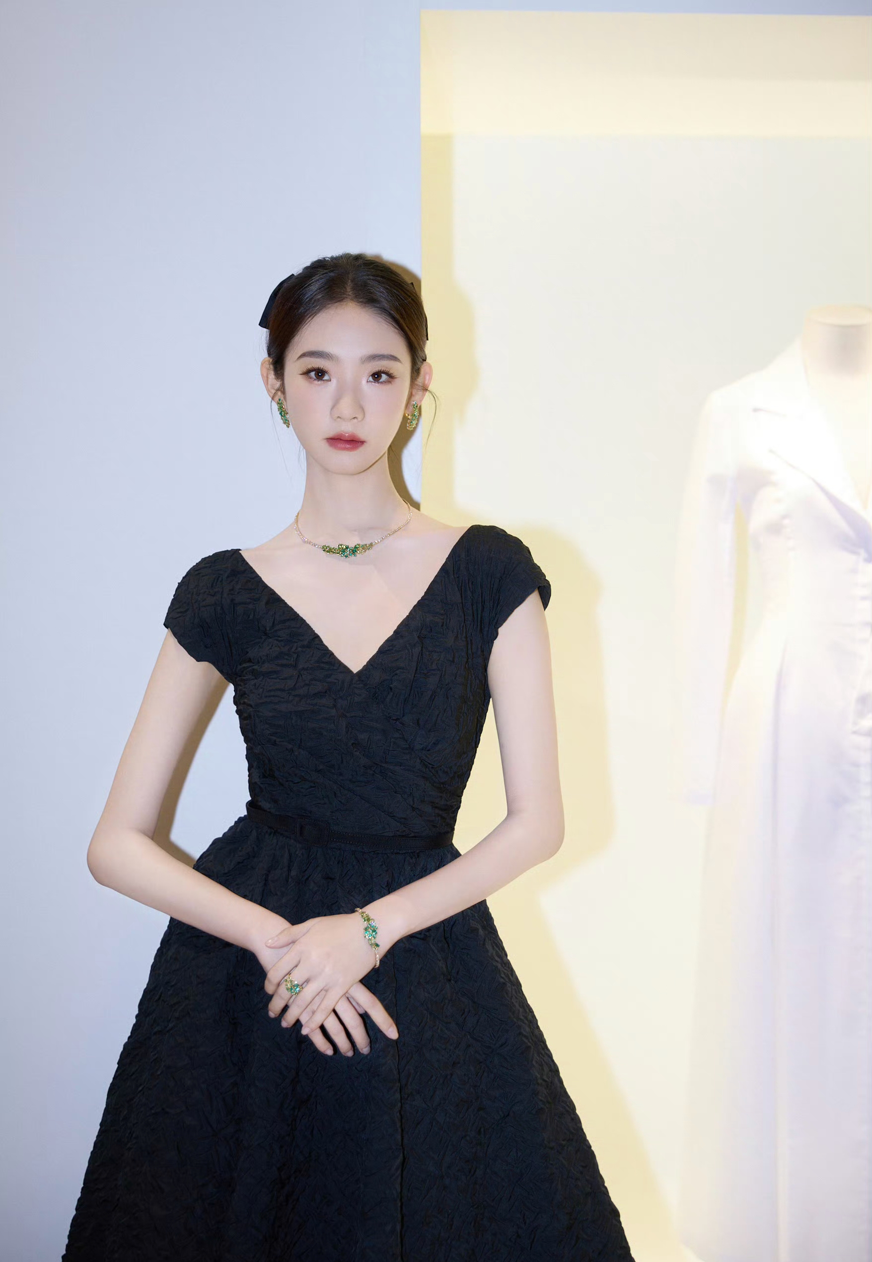 张艺凡一袭黑色v领长裙,尽显优雅迷人.#明星穿搭# #张艺凡