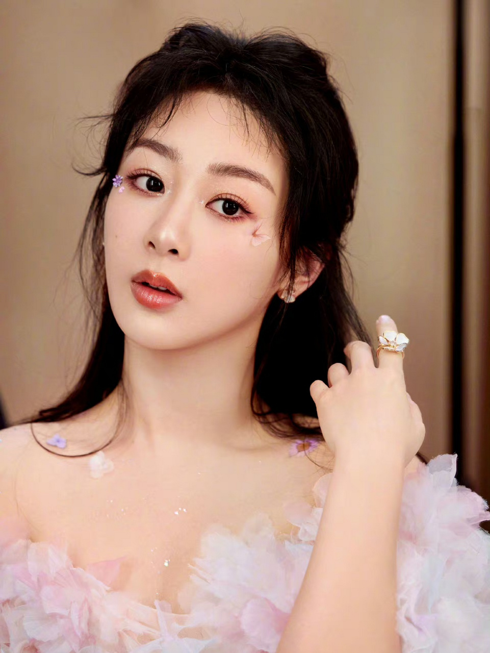 杨紫粉色一字肩纱裙,温柔优雅气质.