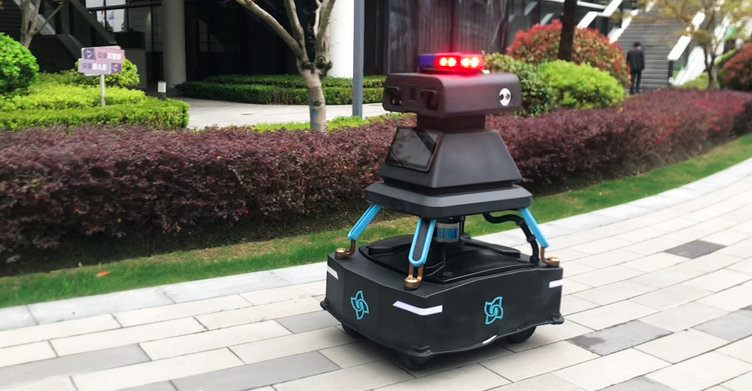 上海赵巷科技园区启用了安保巡逻机器人apv-sd,具备多种高科技功能,如