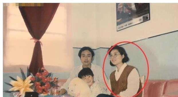 麦迪娜婆婆晒年轻时家庭合照,谁注意家中布置?暴露真实家境