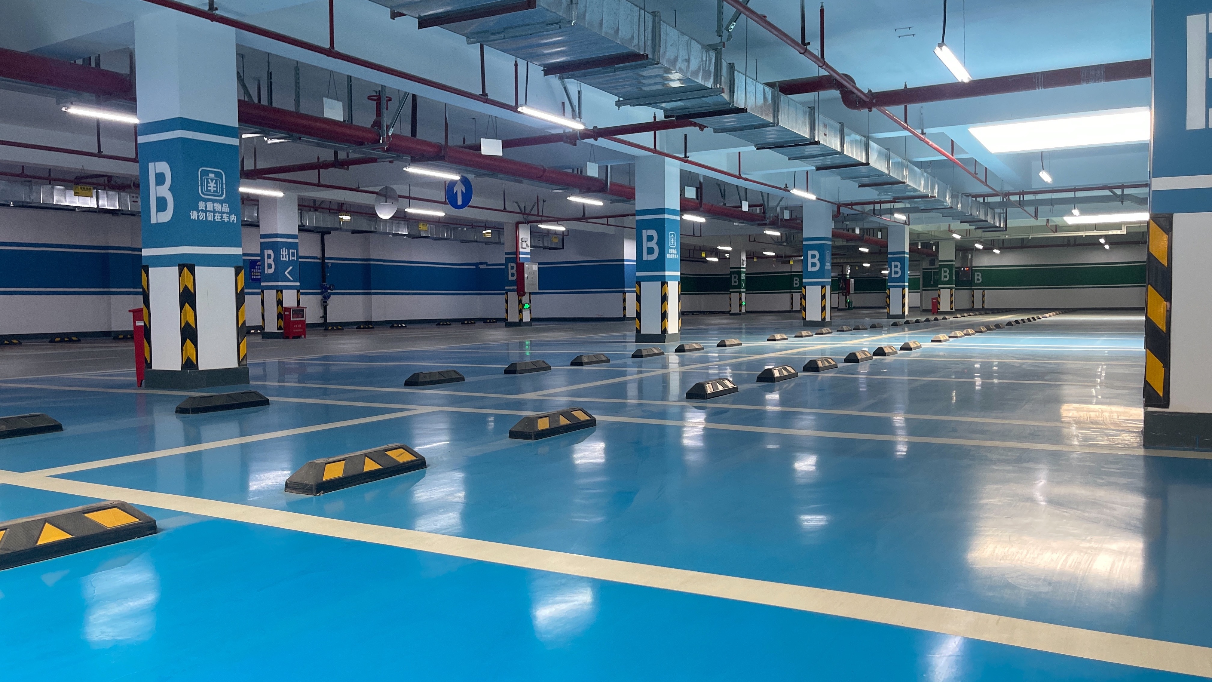 地下车库的地坪材料可简单分为有机地坪和无机地坪.