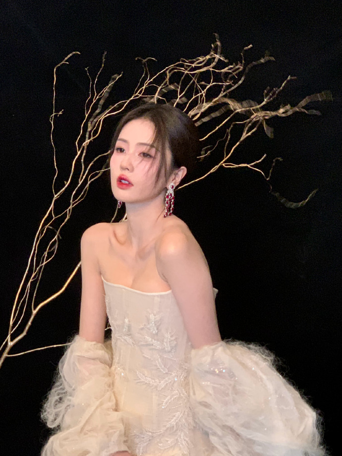 白鹿穿纯白抹胸礼裙亮相,甜美气息扑面而来,完美演绎纯洁与优雅