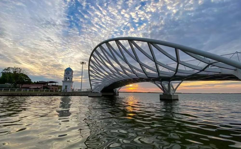 滴水湖是上海临港的一个小众景点,位于上海浦东新区星空之境海棉公园
