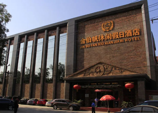 最牛军长率500士兵怒砸金伯帆:拒绝200万的赔偿,只提一个要求!