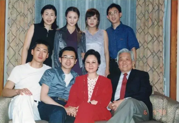 苦命的刘丹27岁去世父亲殉职哥哥离世萧剑为她扫墓多年