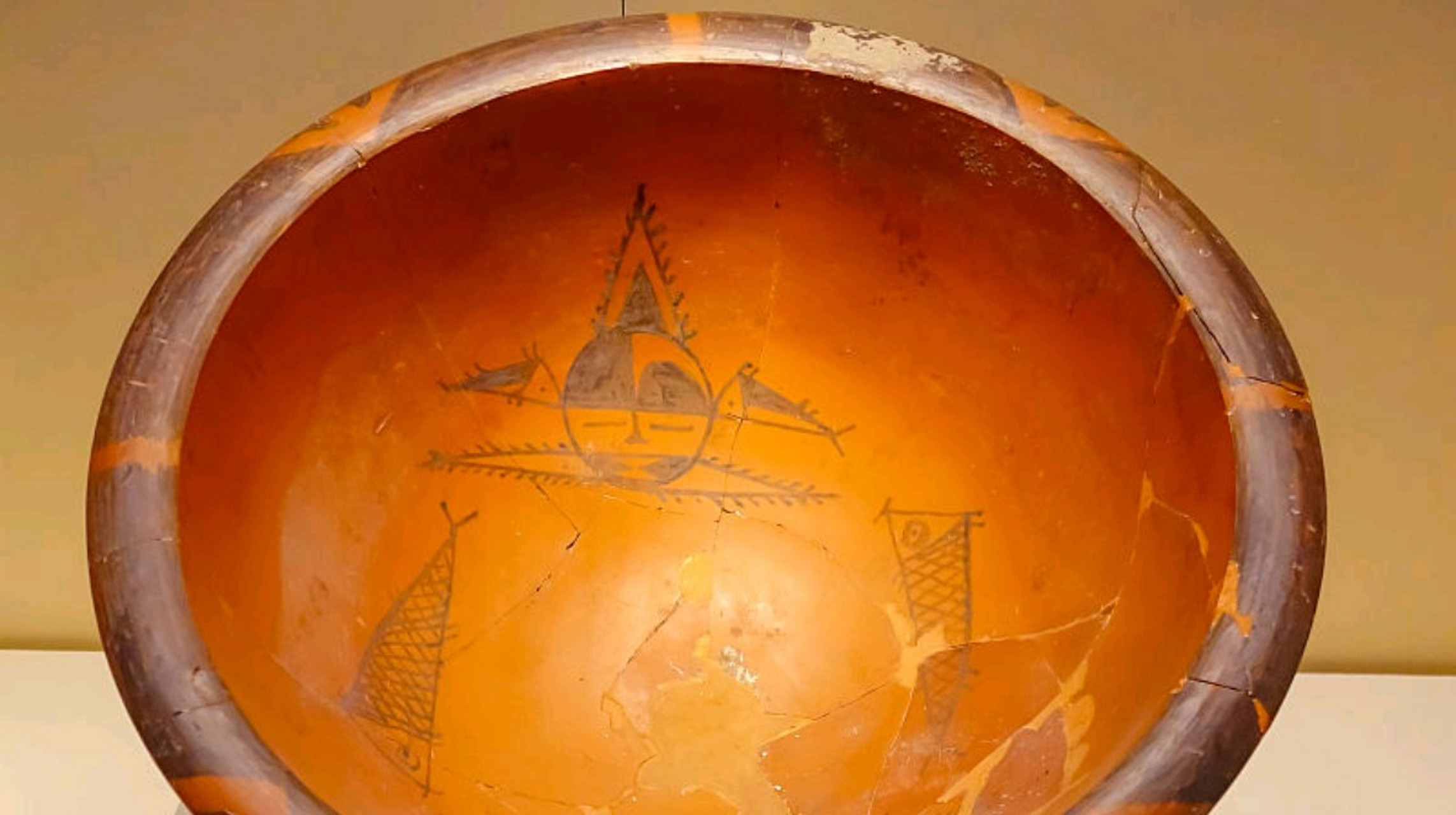 人面网纹彩陶盆是新石器时代陶器,藏于西安半坡博物馆.以人面造型和网