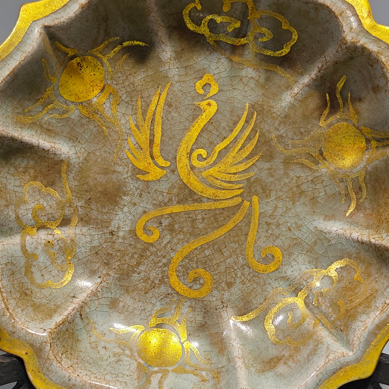 旧藏宋代汝窑描金凤纹花口盘