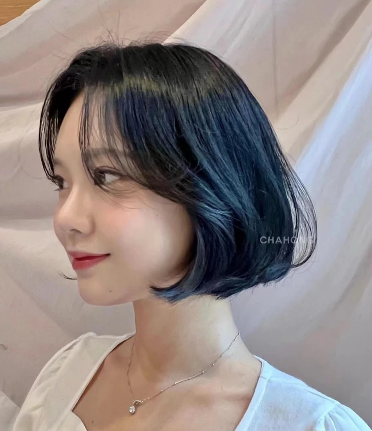内卷短发造型瓜子脸女生发型