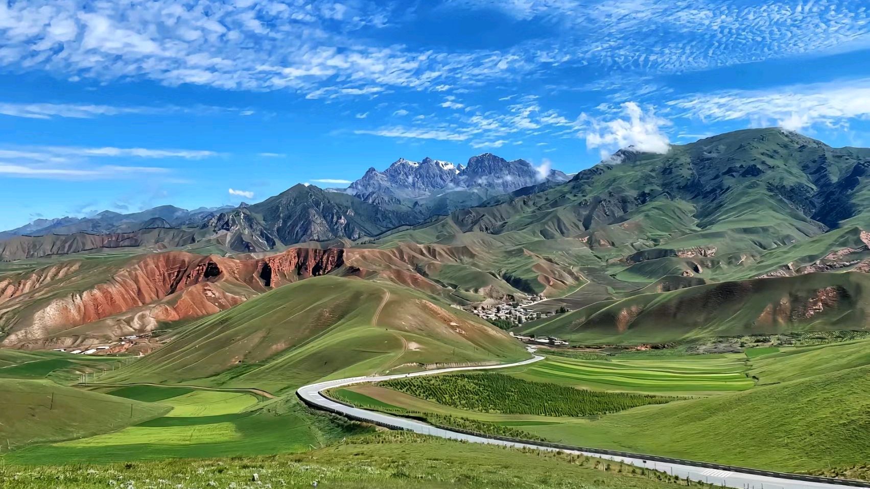 祁连山大草原:高原上的绿色瑰宝,自然与文化的交响乐章